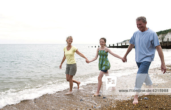 Mädchen Spaziergänge am Strand mit Großeltern