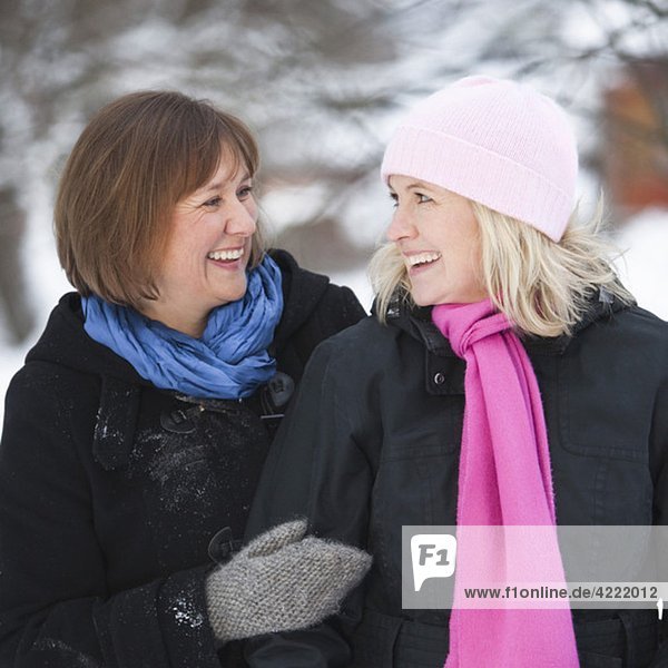 Zwei Frauen mit Schals