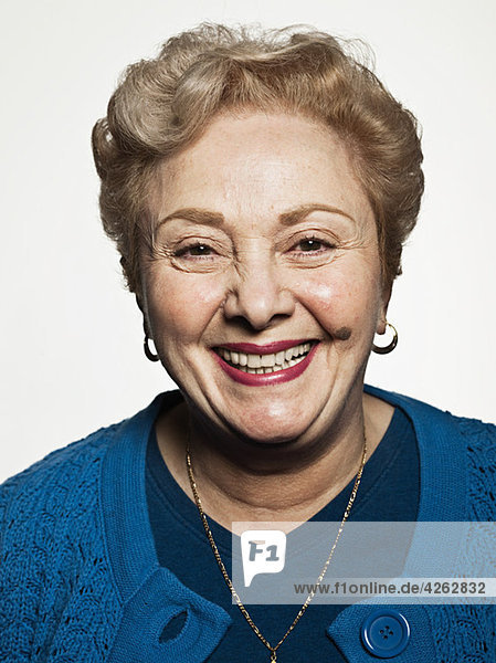 Stuido Porträt einer fröhlichen Seniorin