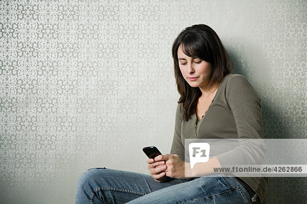 Teenager Mädchen SMS auf dem Smartphone