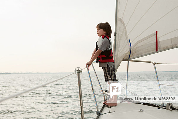 Junge an Bord der Yacht  Blick auf die Aussicht