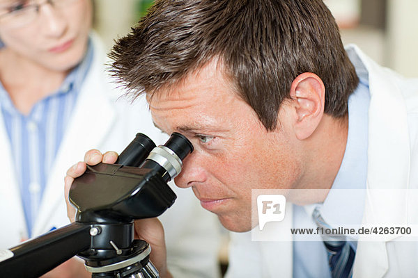 Ärzte mit Mikroskop