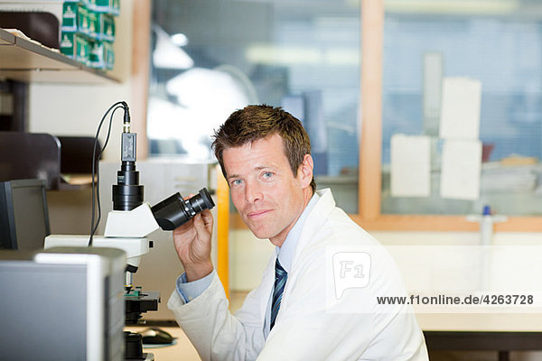 Arzt mit Mikroskop