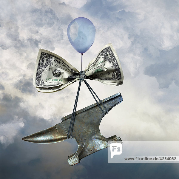 Luftballon trägt Dollarschein und Amboss in der Luft