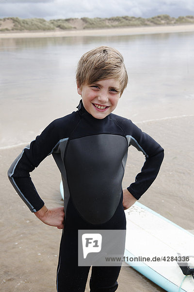 Portrait junger Surfer am Strand