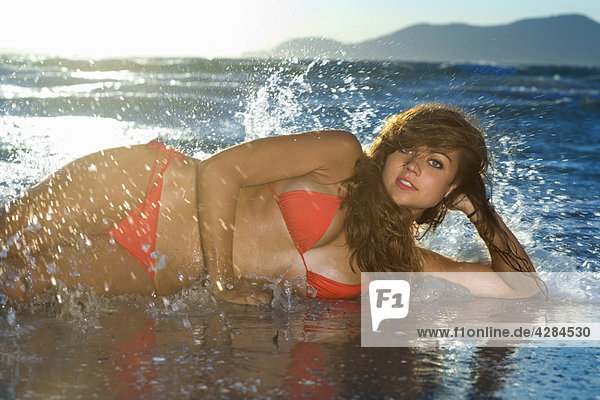 Sexy Frau liegt auf Strandportrait