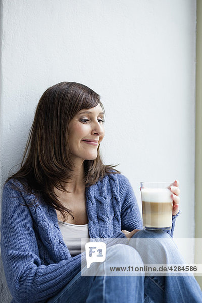 Frau bei einer Kaffeepause