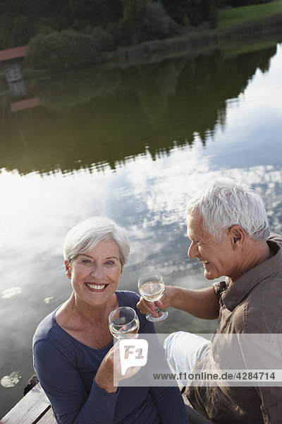 Seniorenpaar mit Gläsern Wein