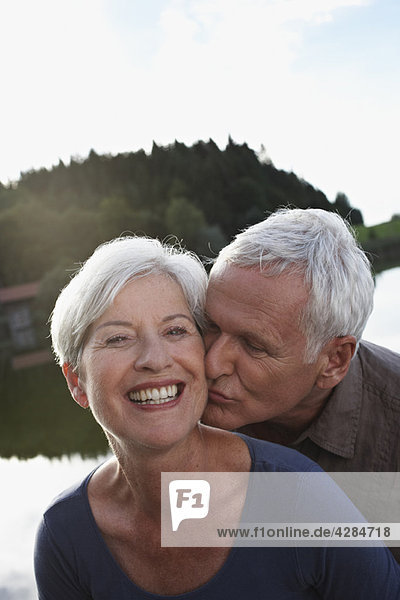 Senior Mann küssende Frau