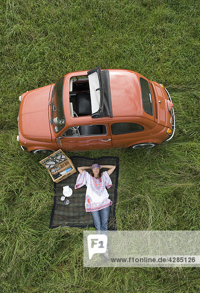 Hippy weiblich entspannen mit Picknick mit dem Auto