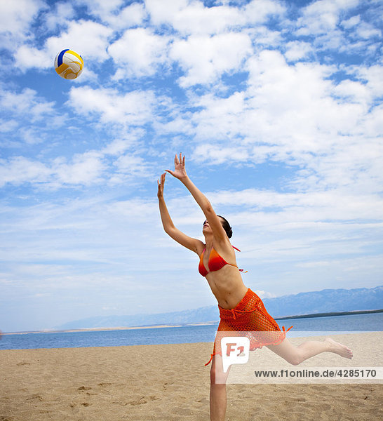 Frau beim Volleyball am Strand