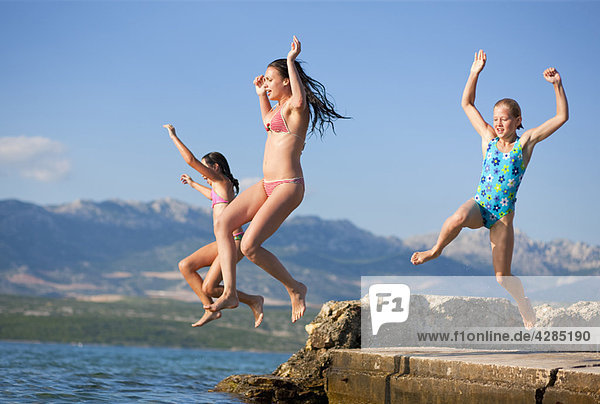 Mädchen  die ins Wasser springen