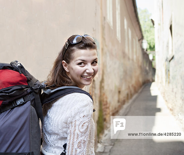 Junge Frau reist mit Rucksack