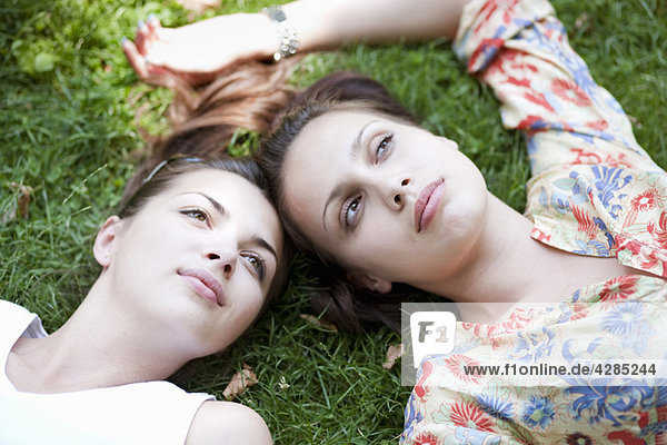 Junge Frauen im Gras liegend