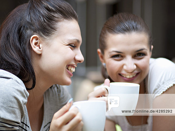 Junge Frauen beim Kaffee