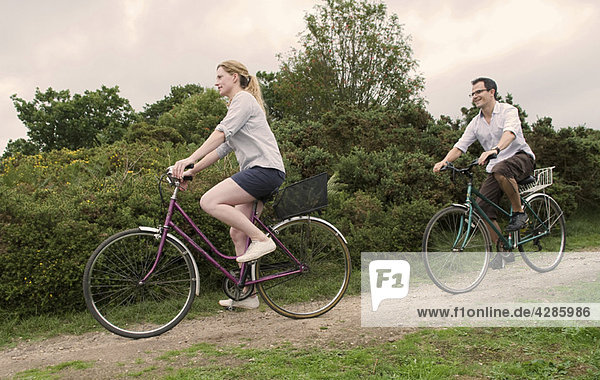 Paar Fahrrad über Heide
