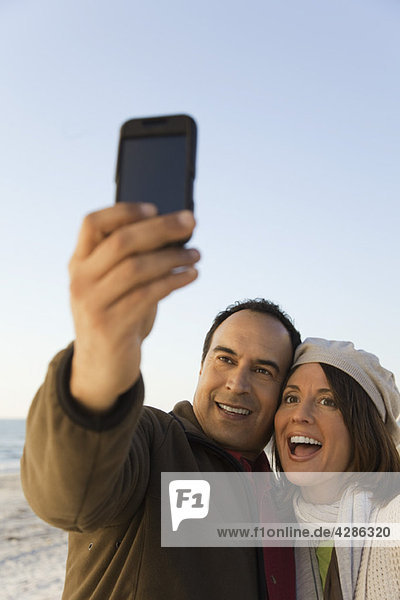 Reife Paare fotografieren sich selbst mit dem Fotophon