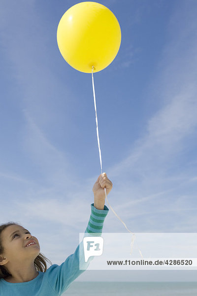 Mädchen hält Ballon