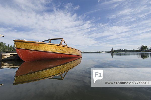 Mahagoni Motorboot auf Gunn Lake  Ontario  Kanada