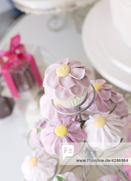 Rosa und gelb Tasse Kuchen auf Tablett  Tabelle der desserts