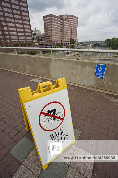 Eingang zum walking Brücke mit einem Schild Verbot das fahren Fahrrad