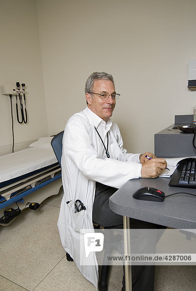 Arzt sitzen in Stuhl am Schalter im Hospital Untersuchungsraum  Toronto  Ontario