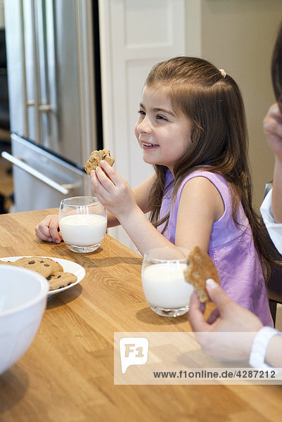 Küche jung trinken Keks essen essend isst Mädchen British Columbia Kanada Milch Vancouver