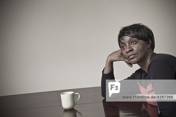 Schwarze Frau  Alter 44  mit einer Tasse Kaffee