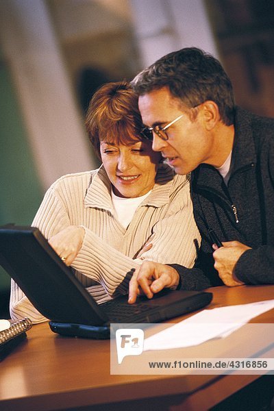 Senior Paar mit Laptop