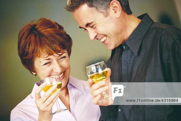 Seniorenpaar mit Gläsern Weißwein