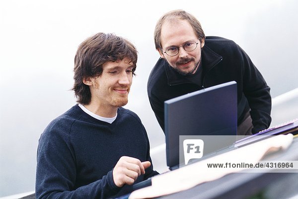 Zwei Männer mit Laptop