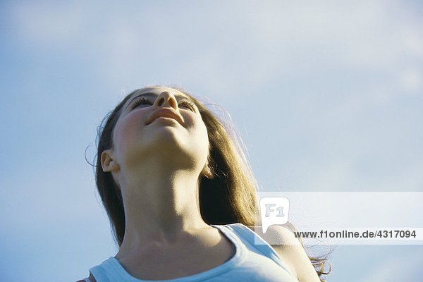 Preteen Girl  Tiefblick  Himmel im Hintergrund