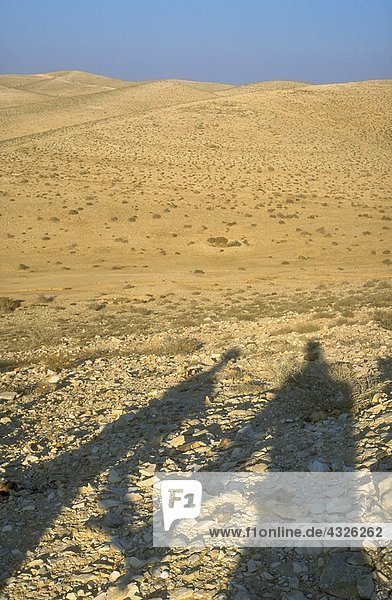 Die Schatten der Menschen auf der Wüstenlandschaft