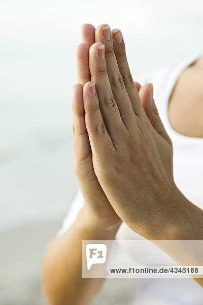 Die umklammerten Hände der Frau in Gebetsposition