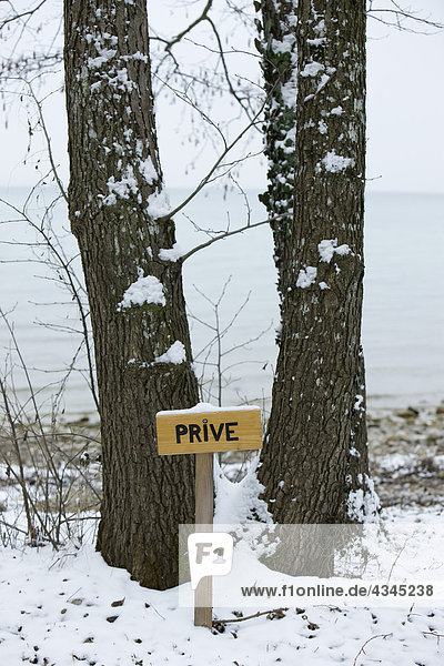 Winterliche Szene mit Schilderlesung ''privat'' auf Französisch'.