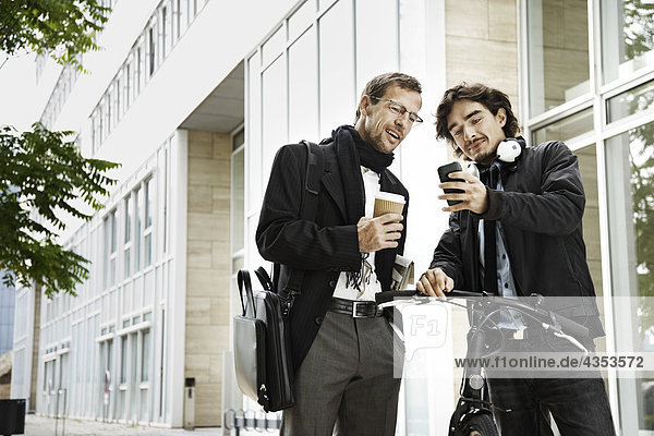 Männer neben dem Fahrrad  Kaffeepause