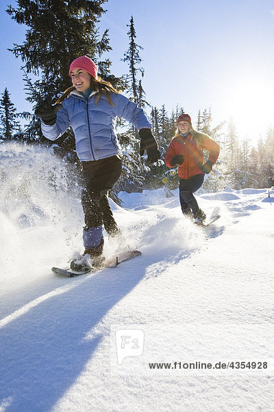 Zwei junge Frauen auf Schneeschuhen genießen Sie die Natur in der Nähe von Homer  Alaska im Winter.