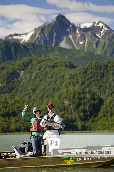 Hält Fischer fing Silber Lachs stehen in einem Boot auf Big River Seen in South Central Alaska im Sommer