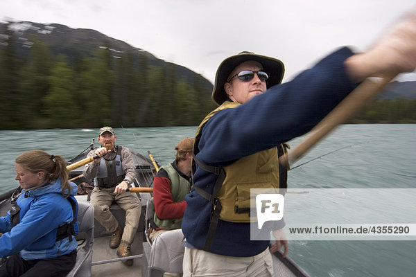 Paar Spinfishing von Drift Boot auf Kenai River Kenai-Halbinsel in Alaska Sommer verschwommen Aktion