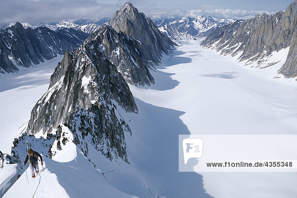 Bergsteiger Klettern auf schmalen Grat in Kichatna CT Denali National Park Inland Alaska Winter