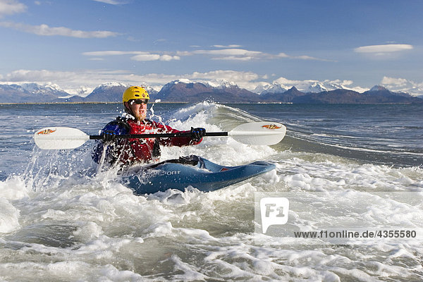 nahe Mann Herbst Kajak Kenai-Fjords-Nationalpark Bucht Halbinsel Wellenreiten surfen