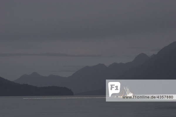 Kommerzielle Lachs Seiner mit net Out gegen Gewitterhimmel Port Valdez Prince William Sound Alaska Herbst
