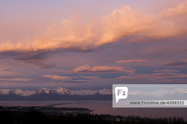 Gewitterwolken über Kenai CT w/die Lichter des Homer Spit @ sunset Kenai-Halbinsel Summer Evening