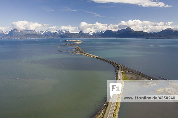 Luftbild von Homer Spit auf Kachemak Bay Kenai Mountains Kenai-Halbinsel in Alaska Sommer