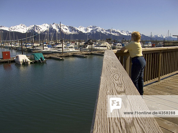 Weibliche Besucher auf Boardwalk Seward Bootshafen Kenai-Halbinsel in Alaska Sommer anzeigen