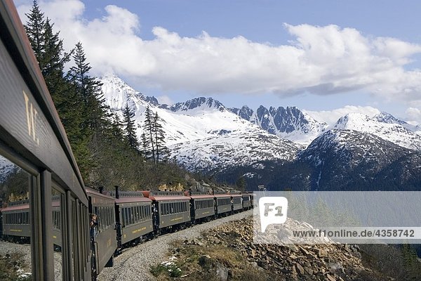 White Pass und Yukon Railroad Zug und Sawtooth Range in der Nähe von Skagway Alaska Southeast Sommer
