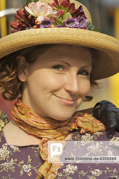 Portrait einer Frau in Periode Kostüm  die für die Skagway Street Car Company in Skagway  Alaska-Laufwerke