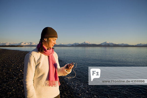 Frau Winter zuhören Strand MP3-Player MP3 Spieler MP3 Player MP3-Spieler Kenai-Fjords-Nationalpark Bucht Ipod Kenai-Halbinsel