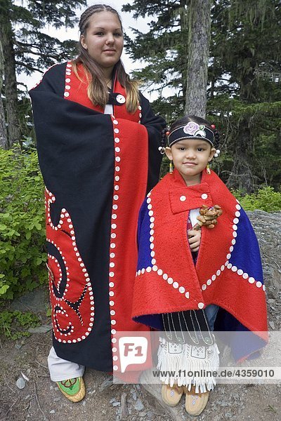 Junge weibliche Mitglieder von der * Kinder von allen Nationen * tanzen Gruppe Mt Roberts Juneau Alaska Southeast