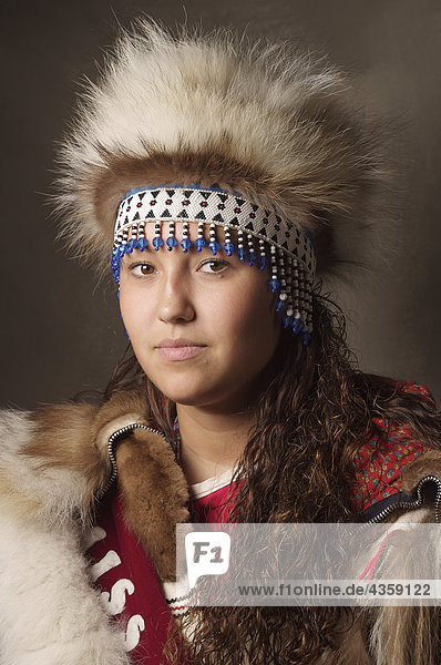 Studio Portrait einer Frau  Native Alaskan in Trachten